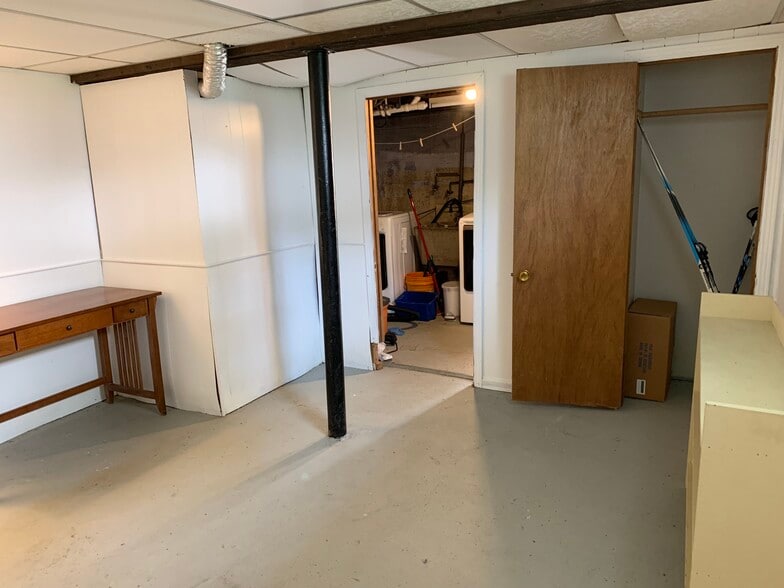 Building Photo - 32 Loraine St