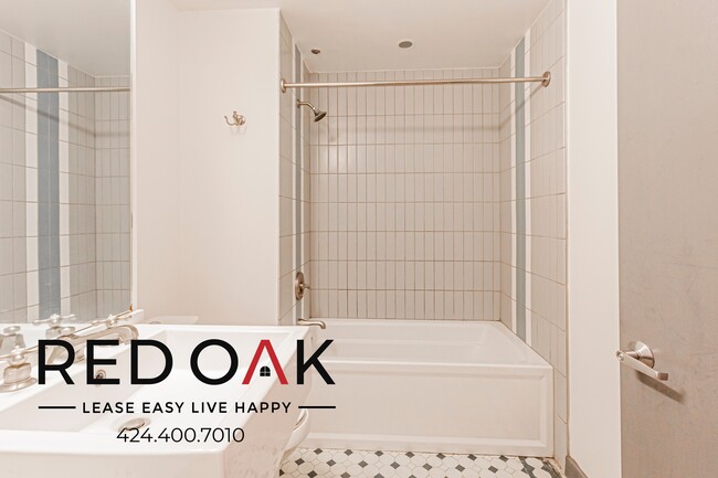 Building Photo - 430 S Broadway