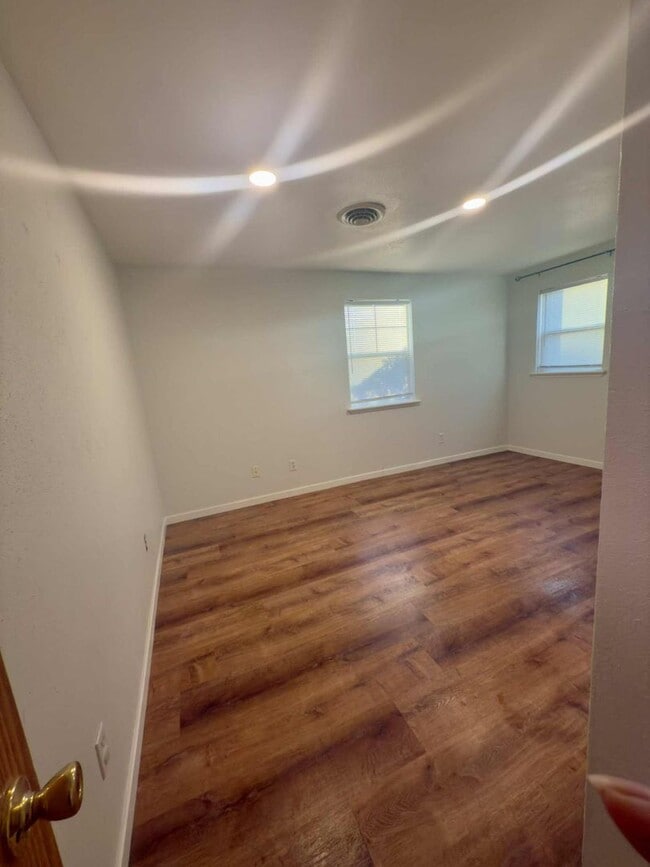 Building Photo - Single level Home near Acorn Park!