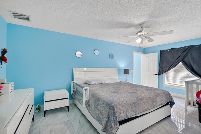 Building Photo - 1121 SW Ivanhoe St