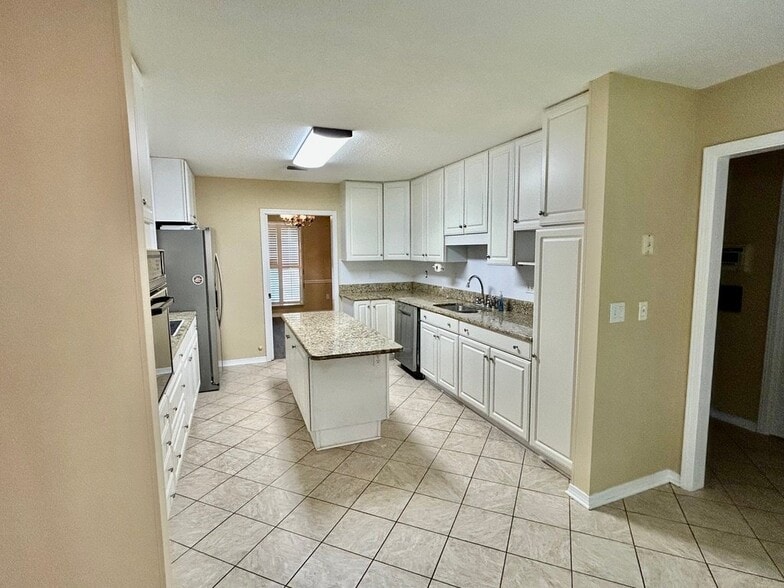 Building Photo - 640 Wedgewood Dr