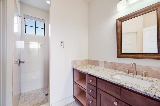 Building Photo - 18400 Lakepoint Cove