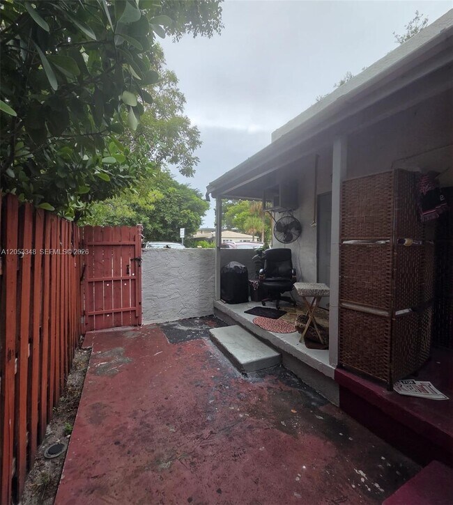 Building Photo - 1008 N 18th Ct