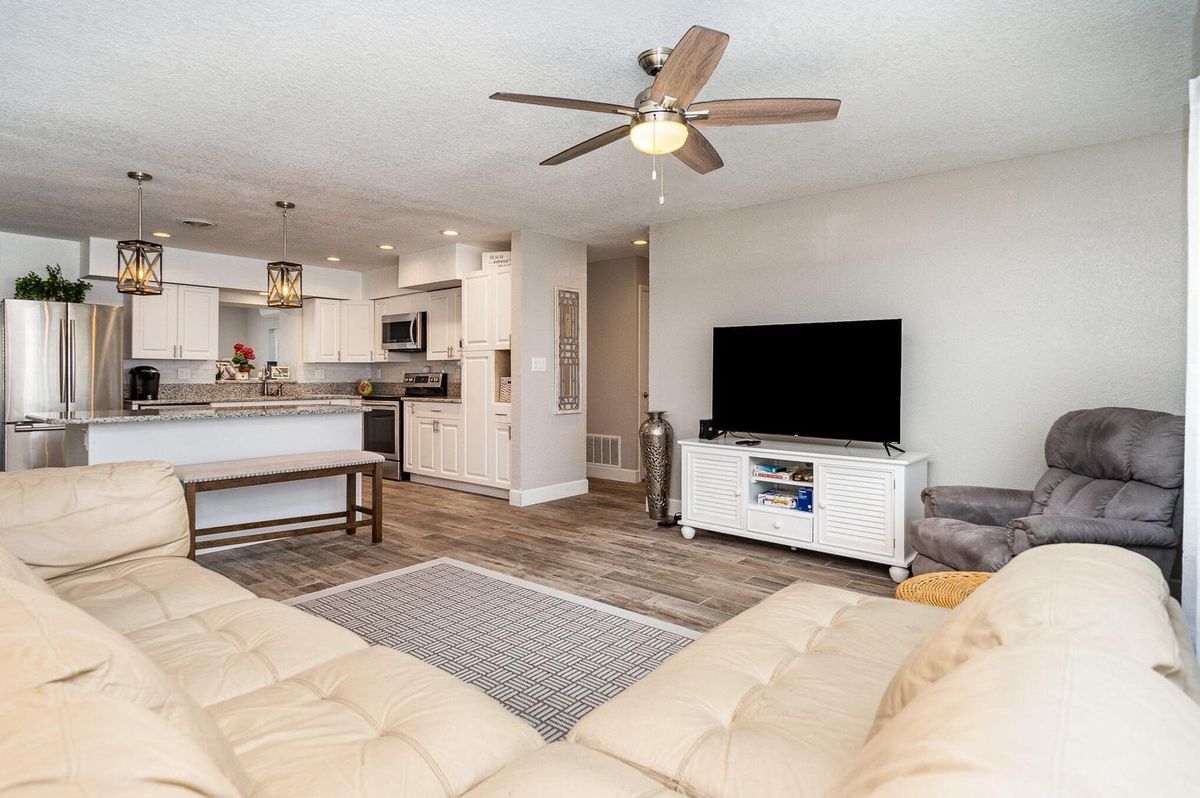 Building Photo - 1052 Pine Tree Dr