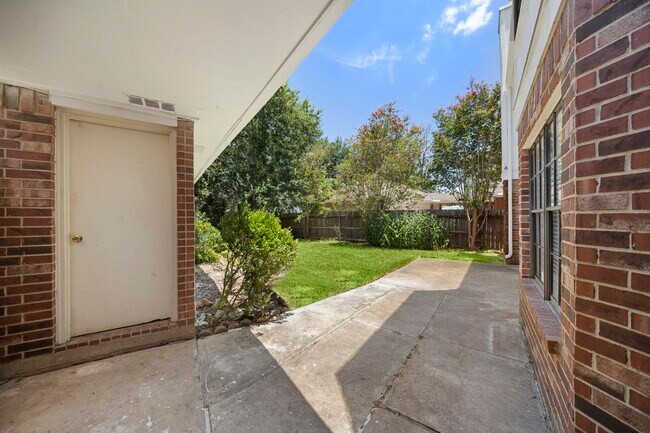 Building Photo - 2406 Parkwood Ln