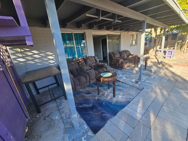 Building Photo - Rooms for Rent – Furnished, Lockable, & Private Backyard! 6 Spots Open.