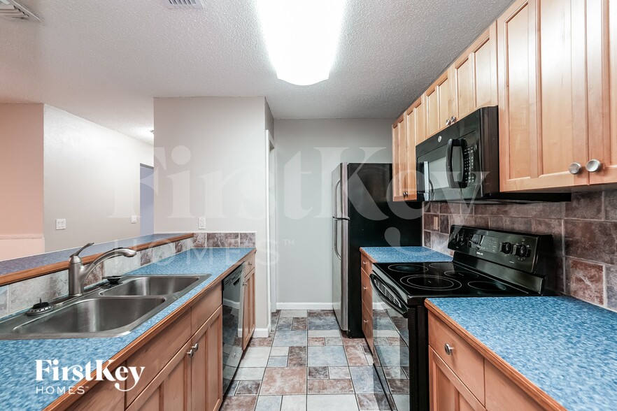 Building Photo - 7027 Silvermill Dr