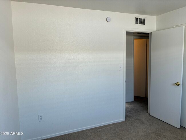 Building Photo - 2930 W Laurel Ln
