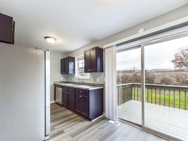 Building Photo - 754 Old Stage Rd