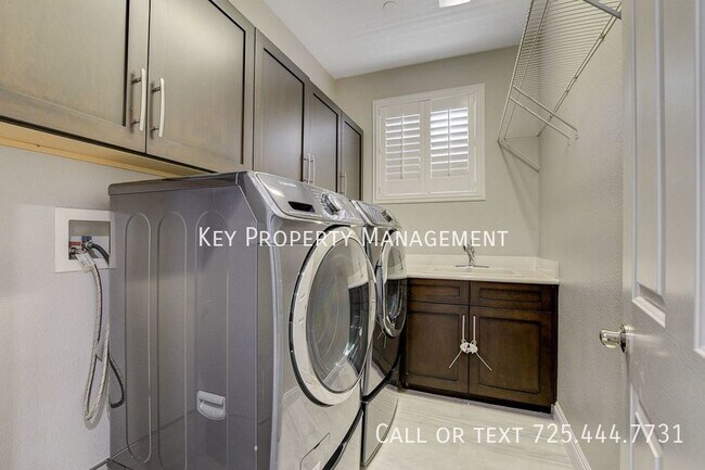 Building Photo - 4 BEDROOM 4.5 BATH MOUNTAINS EDGE REMODELE...