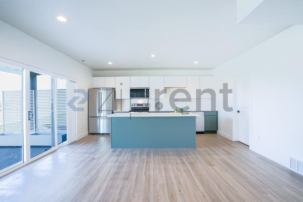 Building Photo - Unit B