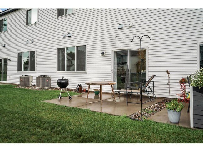 Building Photo - 2117 Cleveland Ln S