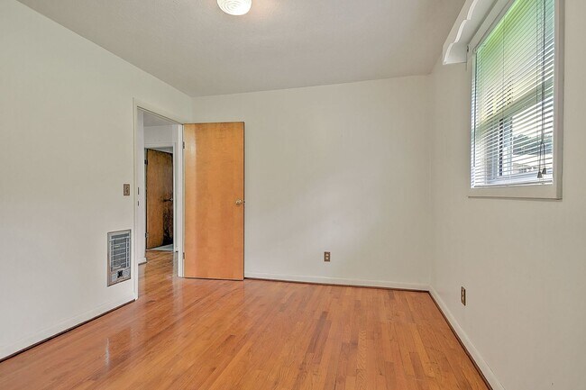 Building Photo - 208 Hogan Ave