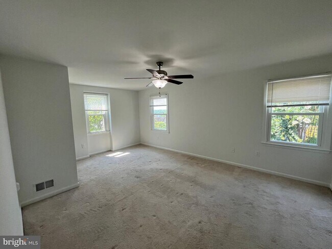 Building Photo - 6017 Cromwell Pl