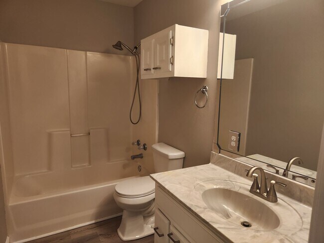 Building Photo - Spacious 3-Bed, 2-Bath Home in a Quiet Neighborhood