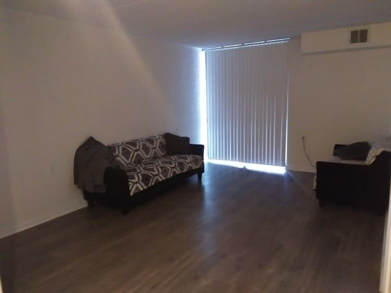 Building Photo - 1750 N Marywood Ave