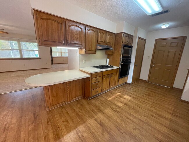 Building Photo - Move-in Special in Sherwood!