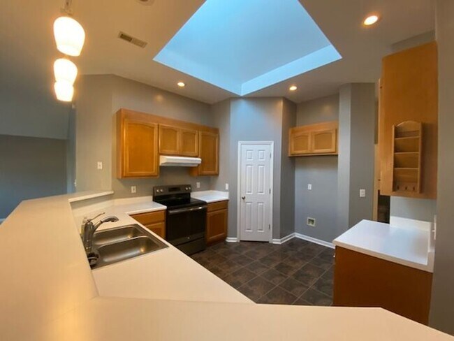 Building Photo - Fenced Yard!