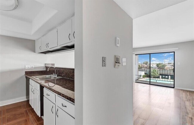 Building Photo - 2820 S Bartell Dr