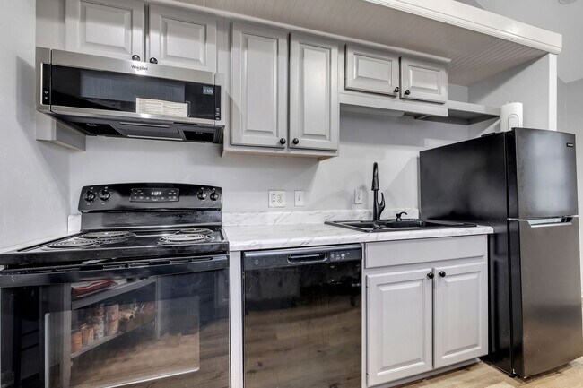 Building Photo - Old Town Furnished Studio Unit