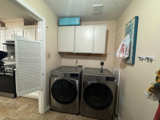 Building Photo - 4 Bedroom 2 1/2 Bath Plus Office Near 151 ...