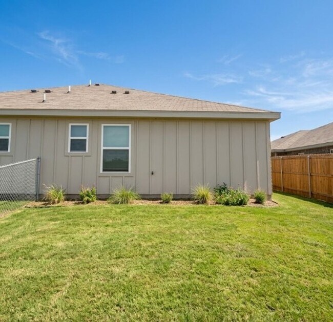 Building Photo - AVAILABLE MID MAY ; APPLY TODAY AT OUR WEBSITE!!