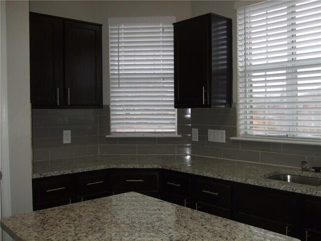 Building Photo - 505 Picketts Dr