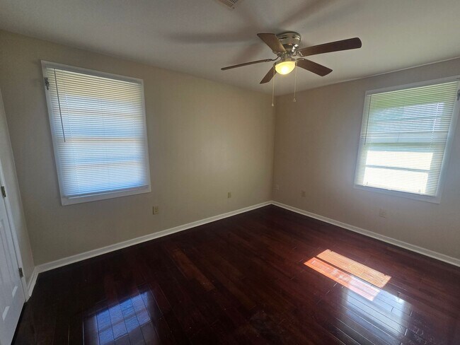 Building Photo - Single Family Home 6 Bedroom 2 Baths