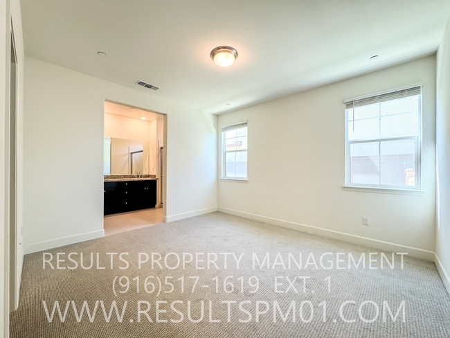 Building Photo - Newer Upgraded 3 Bed 2.5 Beautiful Home