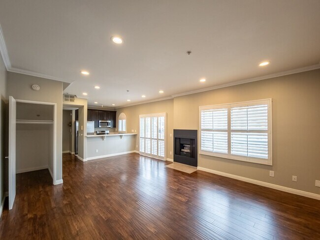Building Photo - Luxury Living in Toluca Lake!