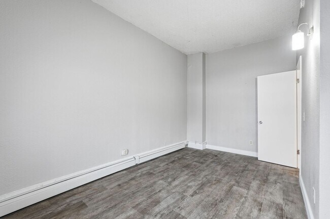 Building Photo - Updated 2-Bed 1-Bath Unit - Available Now!