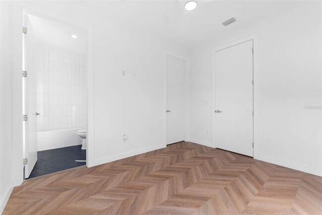 Building Photo - 102 W Adalee St