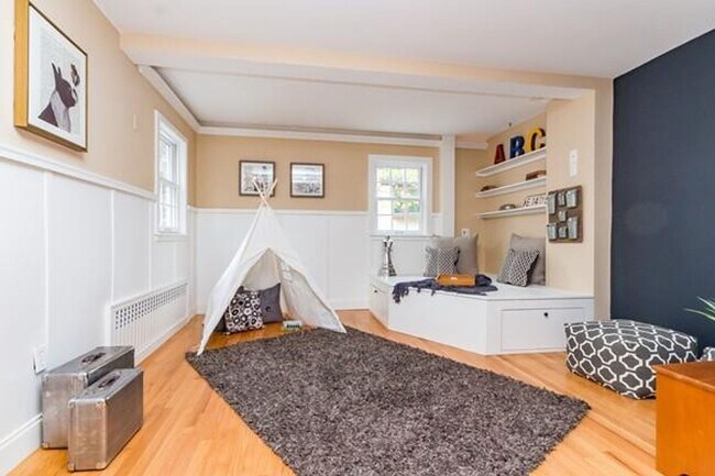 Building Photo - HOT NEWTON LISTING!!!