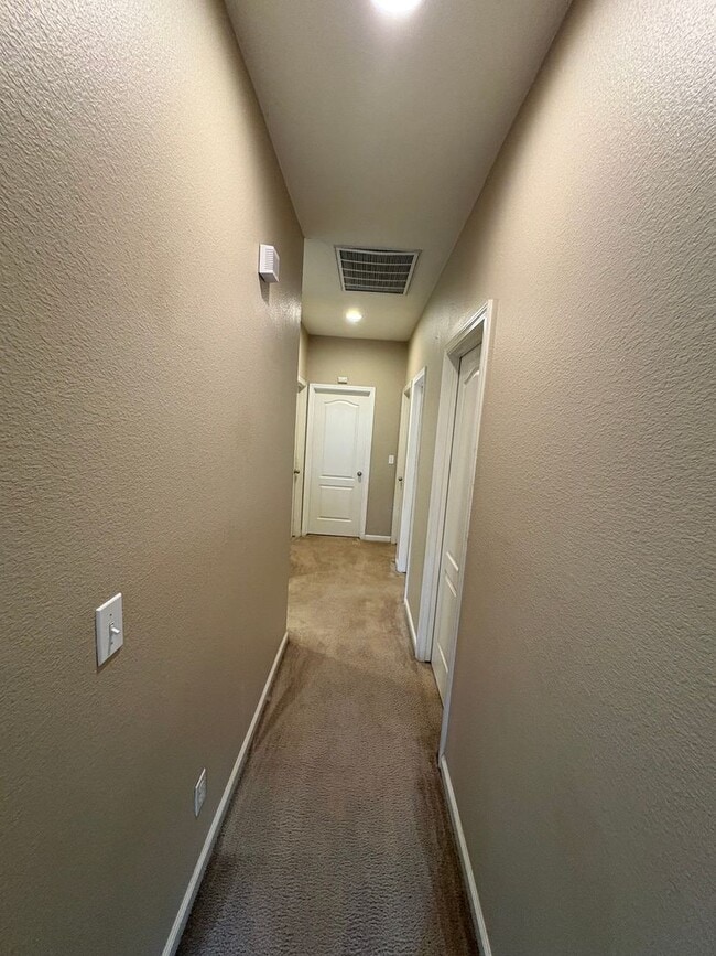 Building Photo - Spacious Tulare Home Available Now!