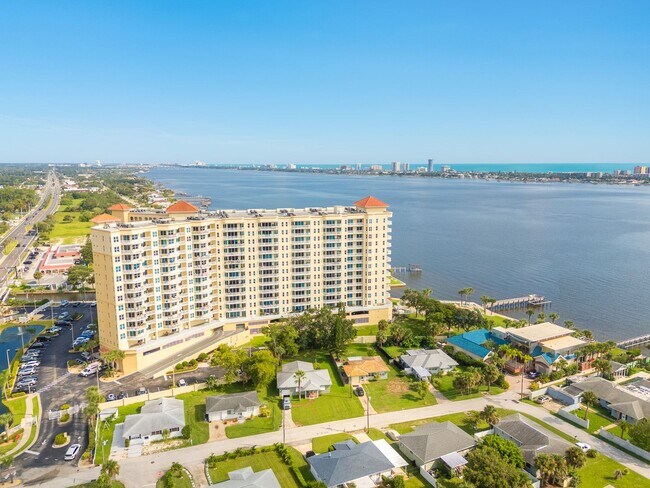 Building Photo - GORGEOUS Waterfront Condo in South Daytona