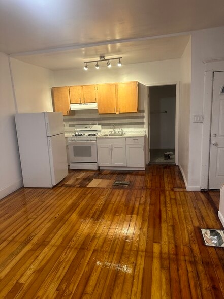 Kitchen - 1107 Wallis Ave
