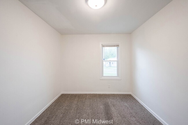Building Photo - "Cozy 2-Bedroom Gem in Indianapolis – Your...