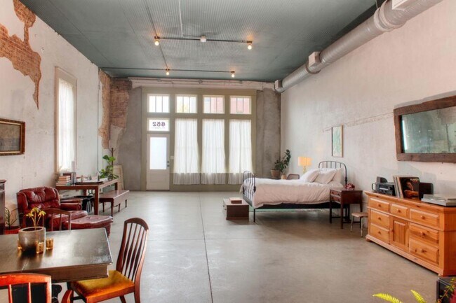 Building Photo - 652 N 3rd St