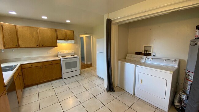 Building Photo - 4BD/1BA House with Fenced Yard – Walk to DU!