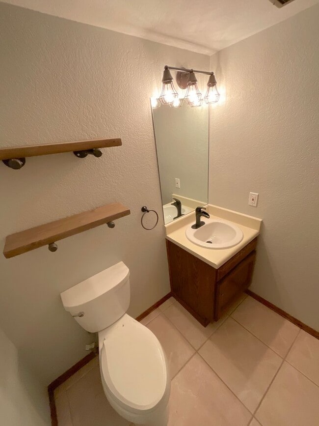 Building Photo - 3 Bedroom Home Available Near Research Pkw...
