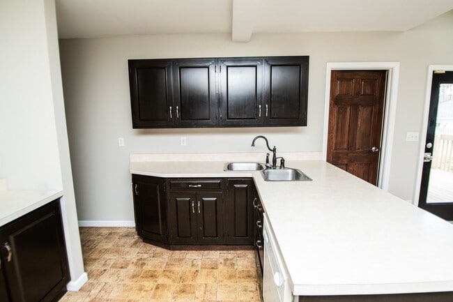 Building Photo - 3 bed 1.5 bath Downtown Valparaiso Home