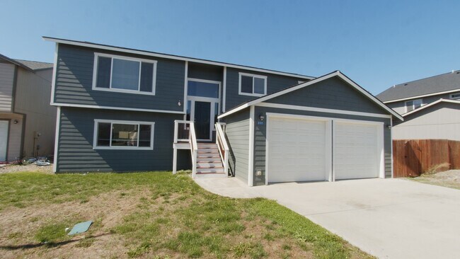 Primary Photo - Large Home for Rent in Currier Creek