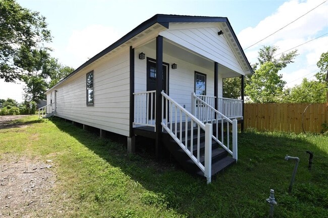Building Photo - 1419 E Victorson Ave