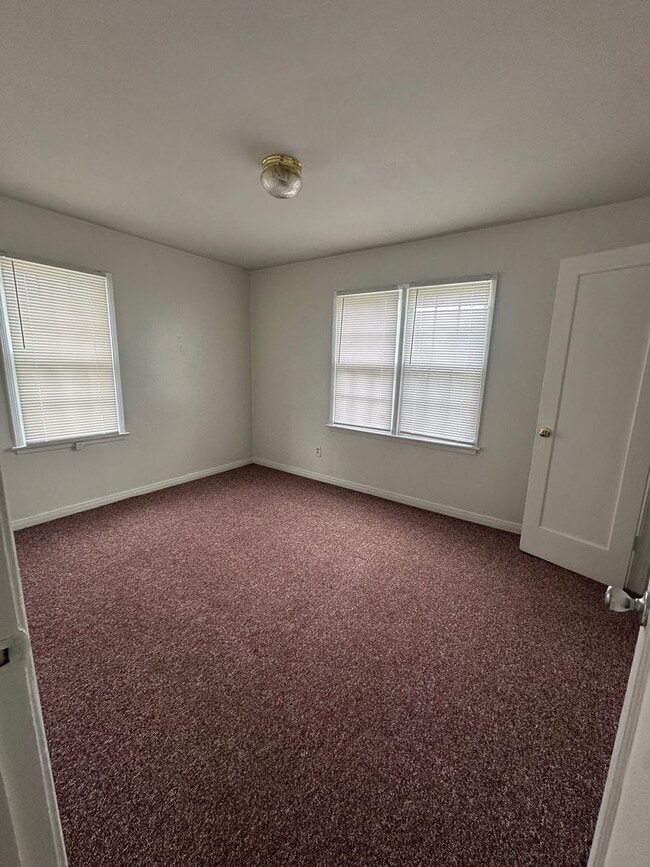 Building Photo - 1 bed, 1 bath, Duplex