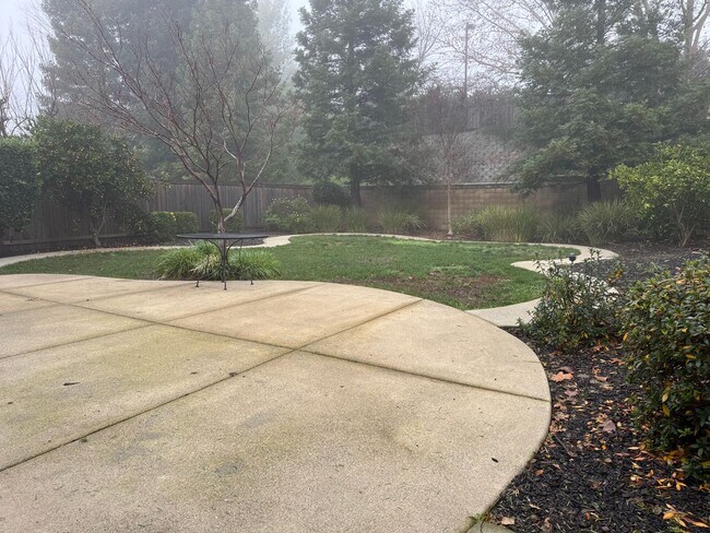 Building Photo - Well-maintained Roseville home!