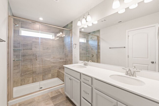 Building Photo - Like-New Townhome in Pristine, Move-In Ready Condition