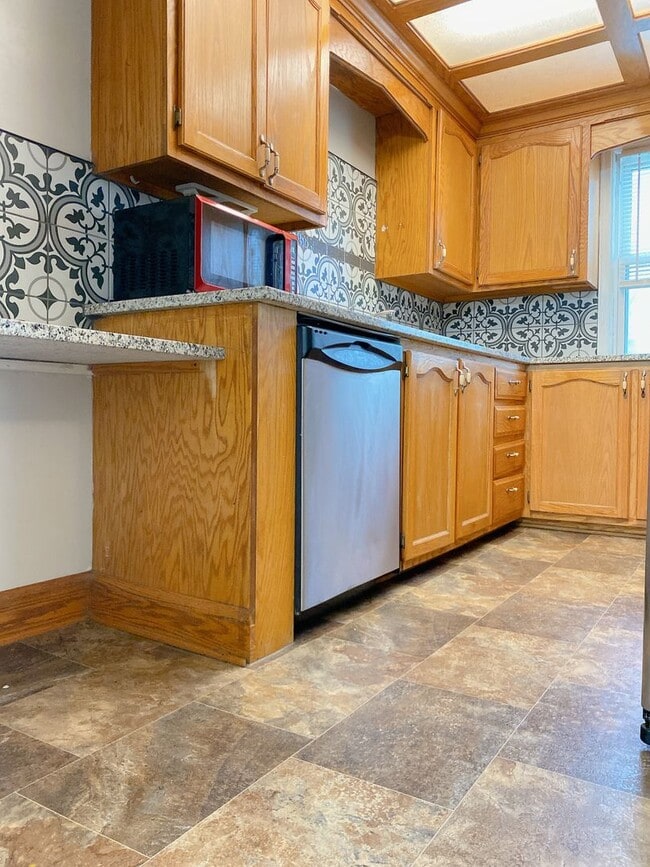 Building Photo - Large 2 bed 1 bath duplex with one car att...
