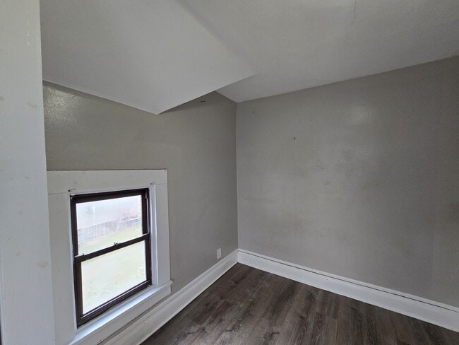 Building Photo - 214 Edwards St