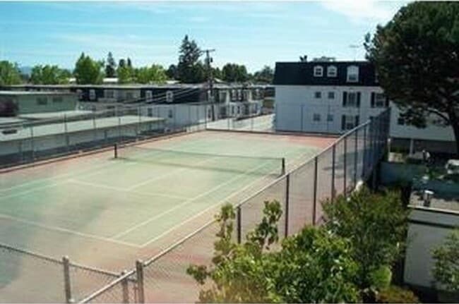 Building Photo - ENCHANTING 1 Bd/1 Ba Ground Floor Unit w/O...