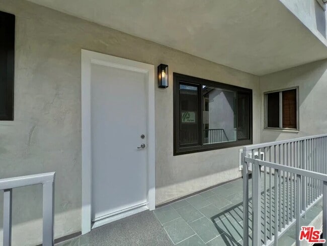 Building Photo - 903 S Barrington Ave